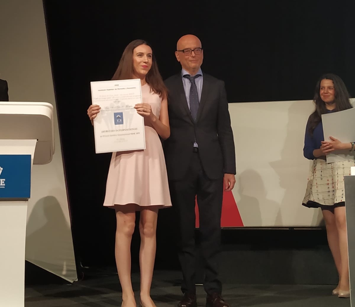 El Presidente del ISDE hace entrega del Premio Jurídico Internacional Sara Guindo Morales.