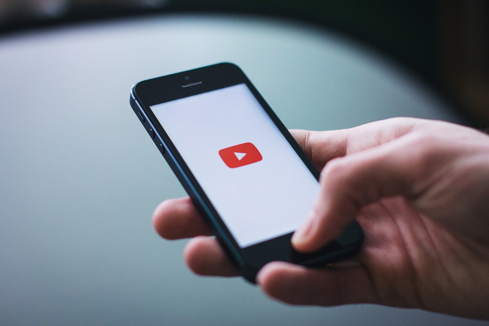 ¿Es responsable YouTube de la subida ilegal de obras protegidas por sus usuarios?