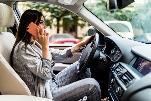 Ahora conducir con el móvil te puede costar hasta 6 puntos del carné