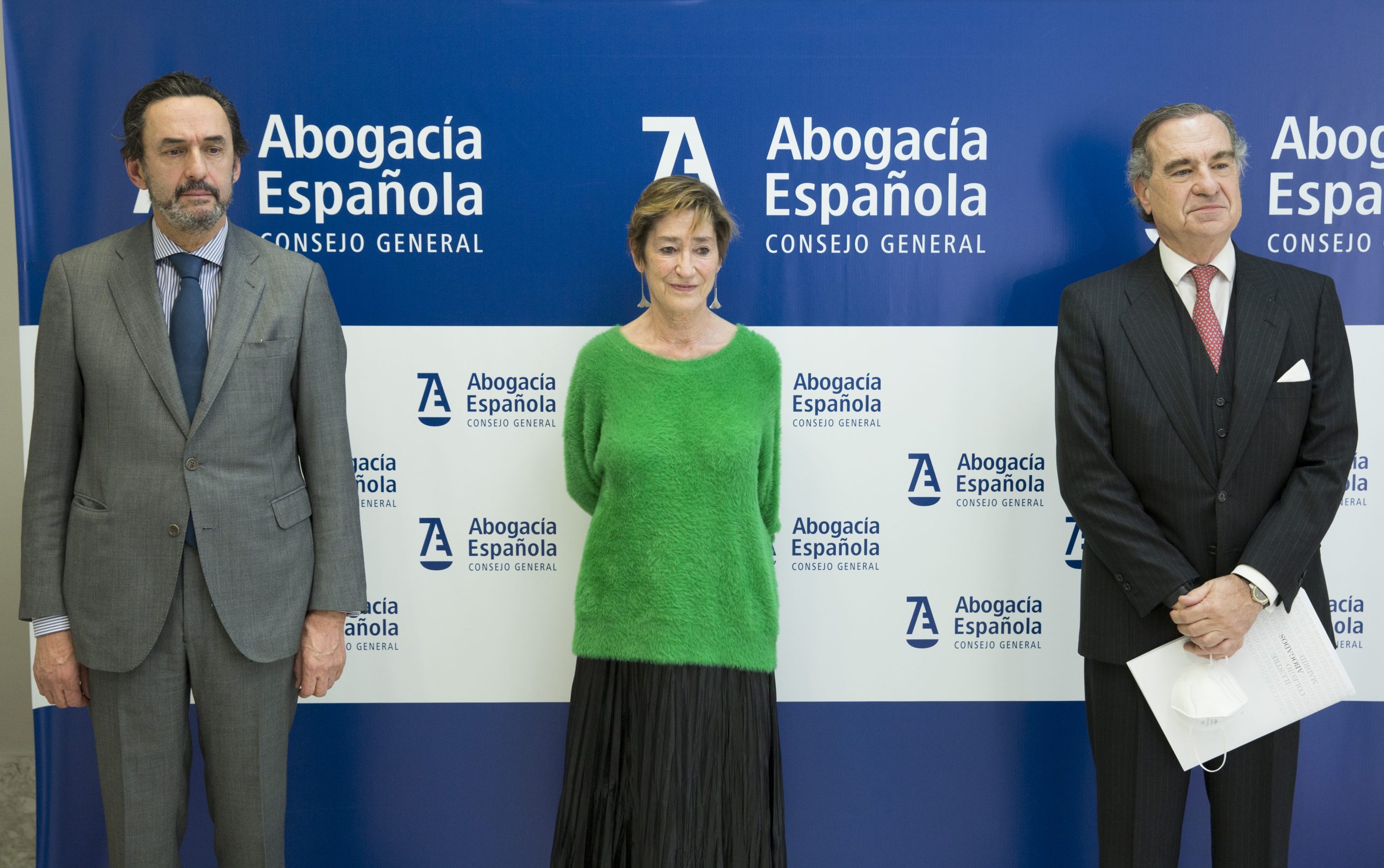 De izq. a dcha.: Enrique Sanz, presidente de la Mutualidad de la Abogacía, Victoria Ortega, presidenta del Consejo General de la Abogacía y José María Alonso, vicepresidente del Consejo General de la Abogacía, y decano del Colegio de Abogados de Madrid.