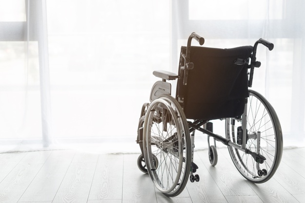 La mala praxis de un médico provoca que una paciente quede en silla de ruedas